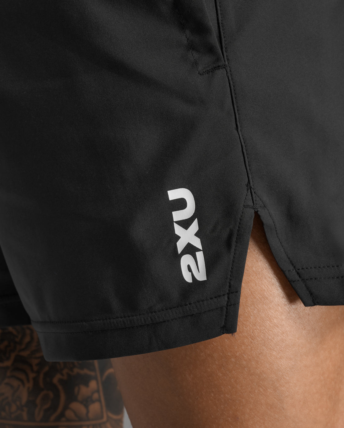 2xu-motion-aspire-5-inch-shorts-schwarz-wei-herren image 7