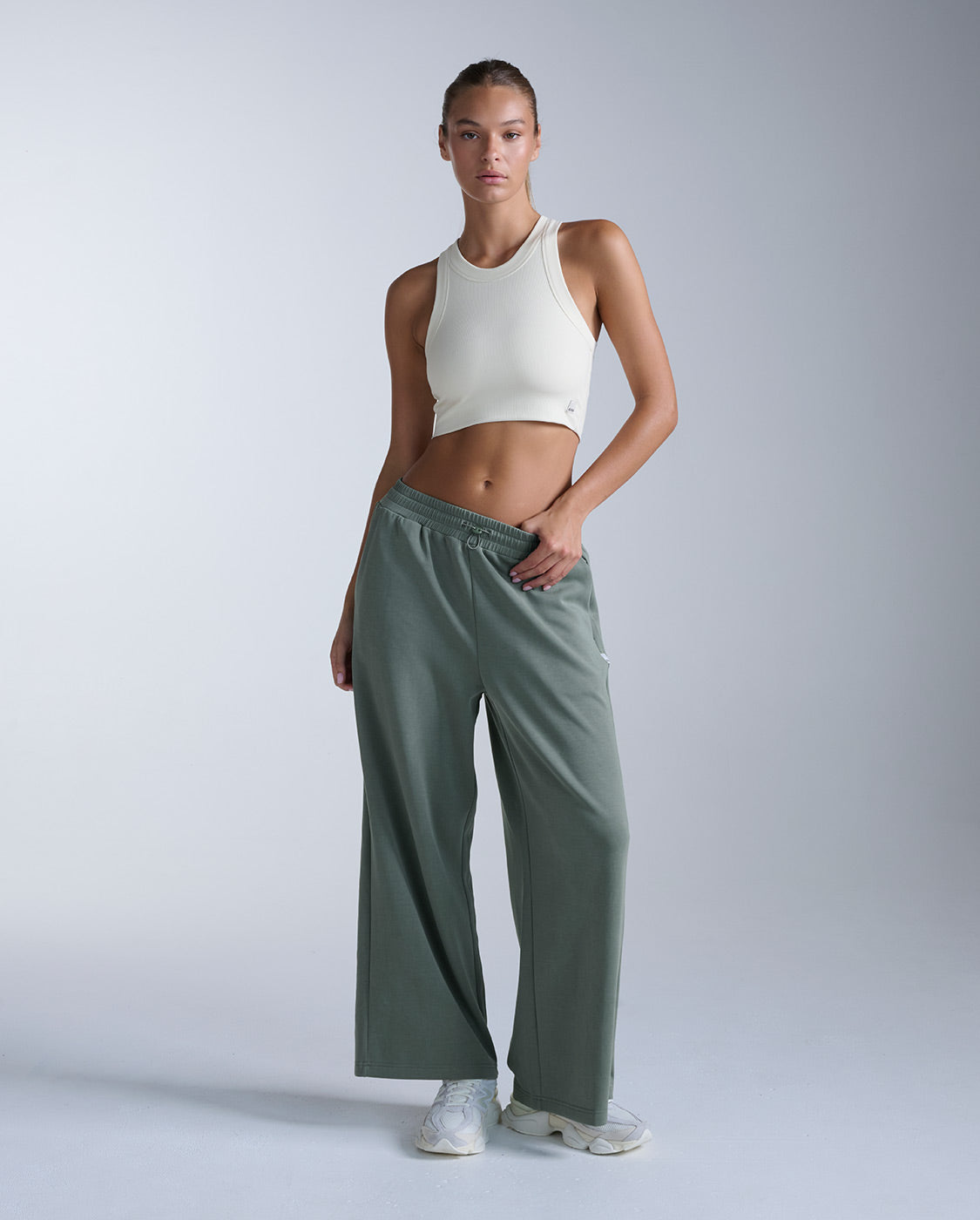 2xu-fluid-tencel-ribbed-crop-tank-top-chalk-damen image 5