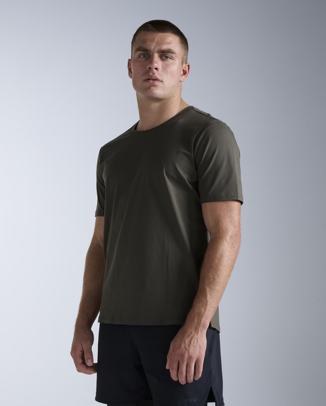 2xu-motion-cotton-flex-t-shirt-flint-herren image 2