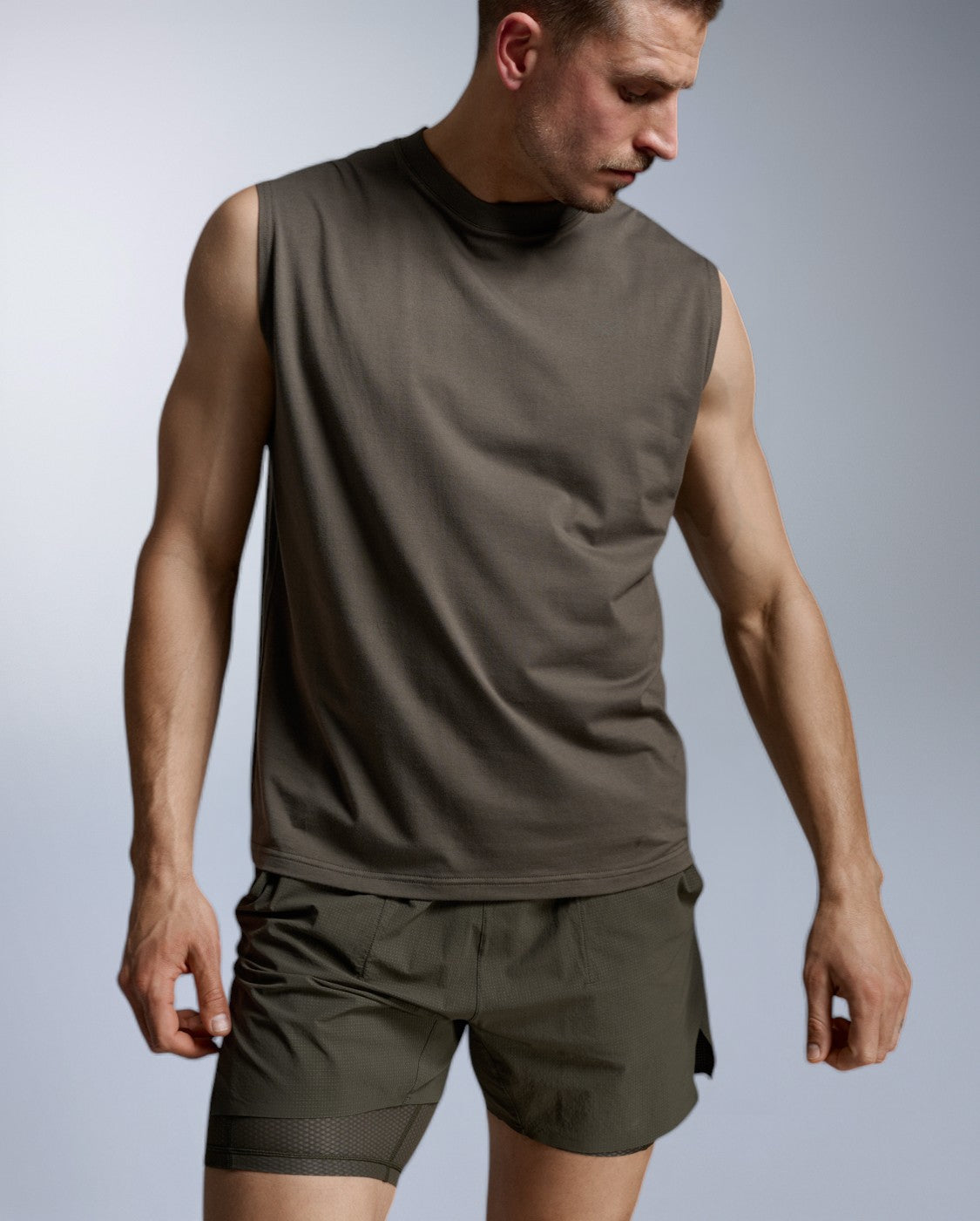 2xu-motion-tank-top-flint-herren-tencel-oversized image 1