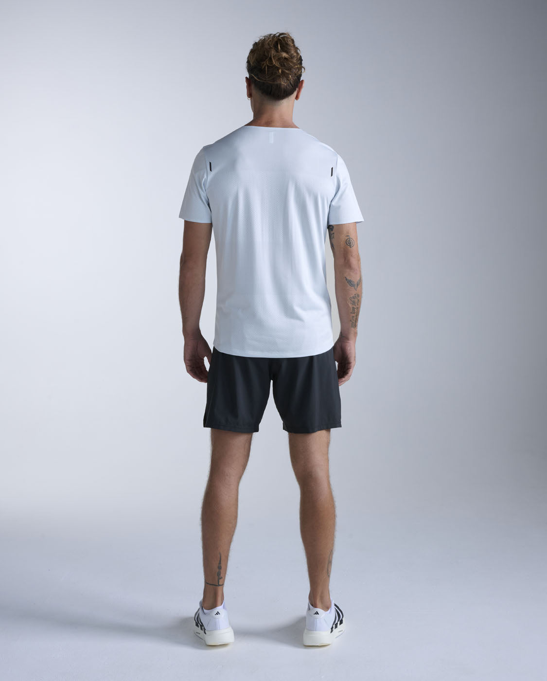 2xu-light-speed-tech-tee-laufshirt-moonstone-herren image 7