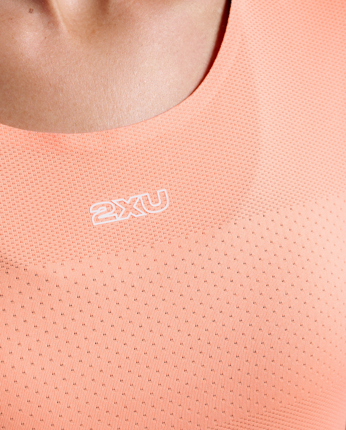 2xu-light-speed-tech-tee-peach-laufshirt-damen image 4