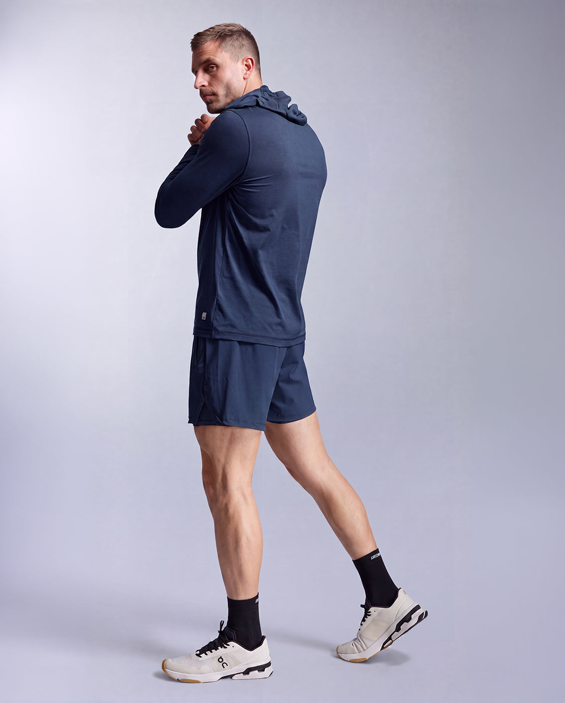 2xu-motion-long-sleeve-hoodie-herren-midnight-kapuze image 3