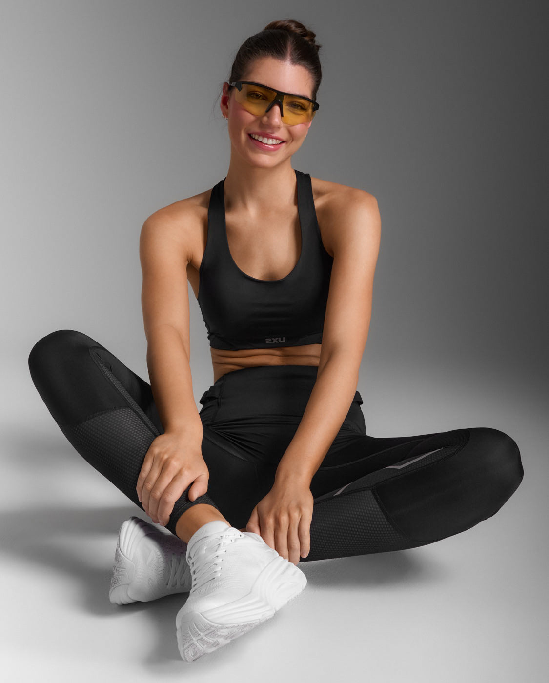 2xu-aero-mesh-medium-impact-bra-sport-bh-schwarz-damen image 2