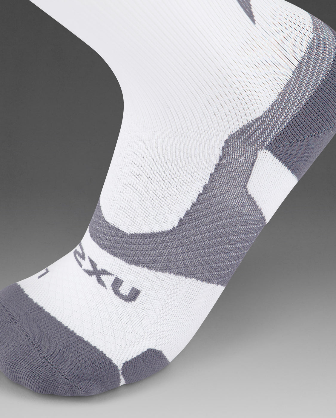2xu-vectr-light-cushion-crew-laufsocken-wei-grau image 4