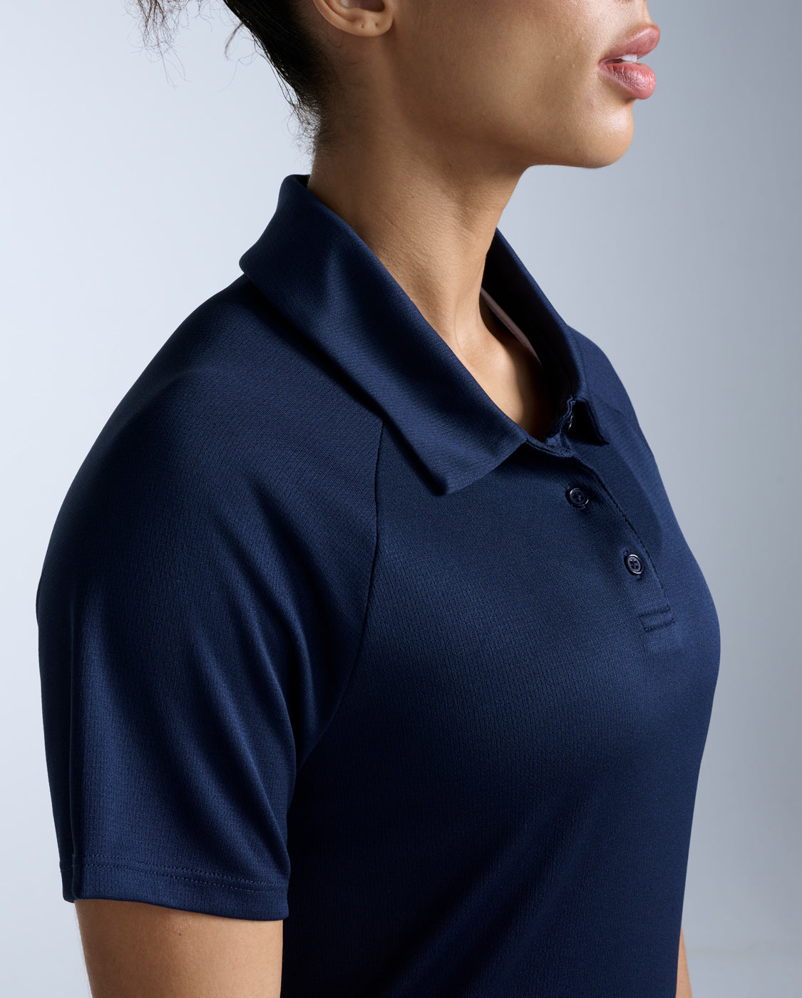 2xu-aero-polo-laufshirt-damen-mitternacht-kurzarm image 6