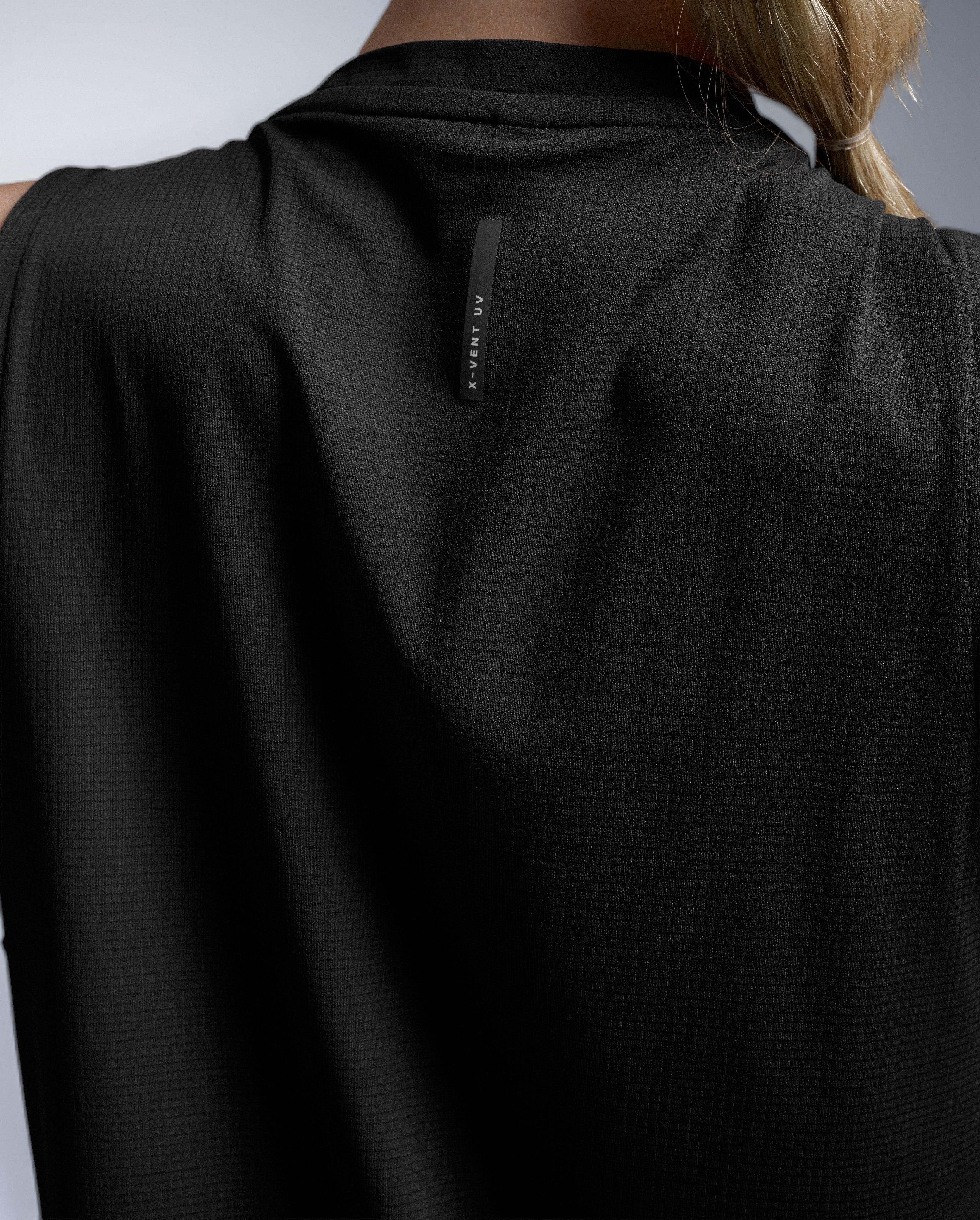 2xu-aero-trail-tank-lauftop-damen-schwarz-upf-50 image 3