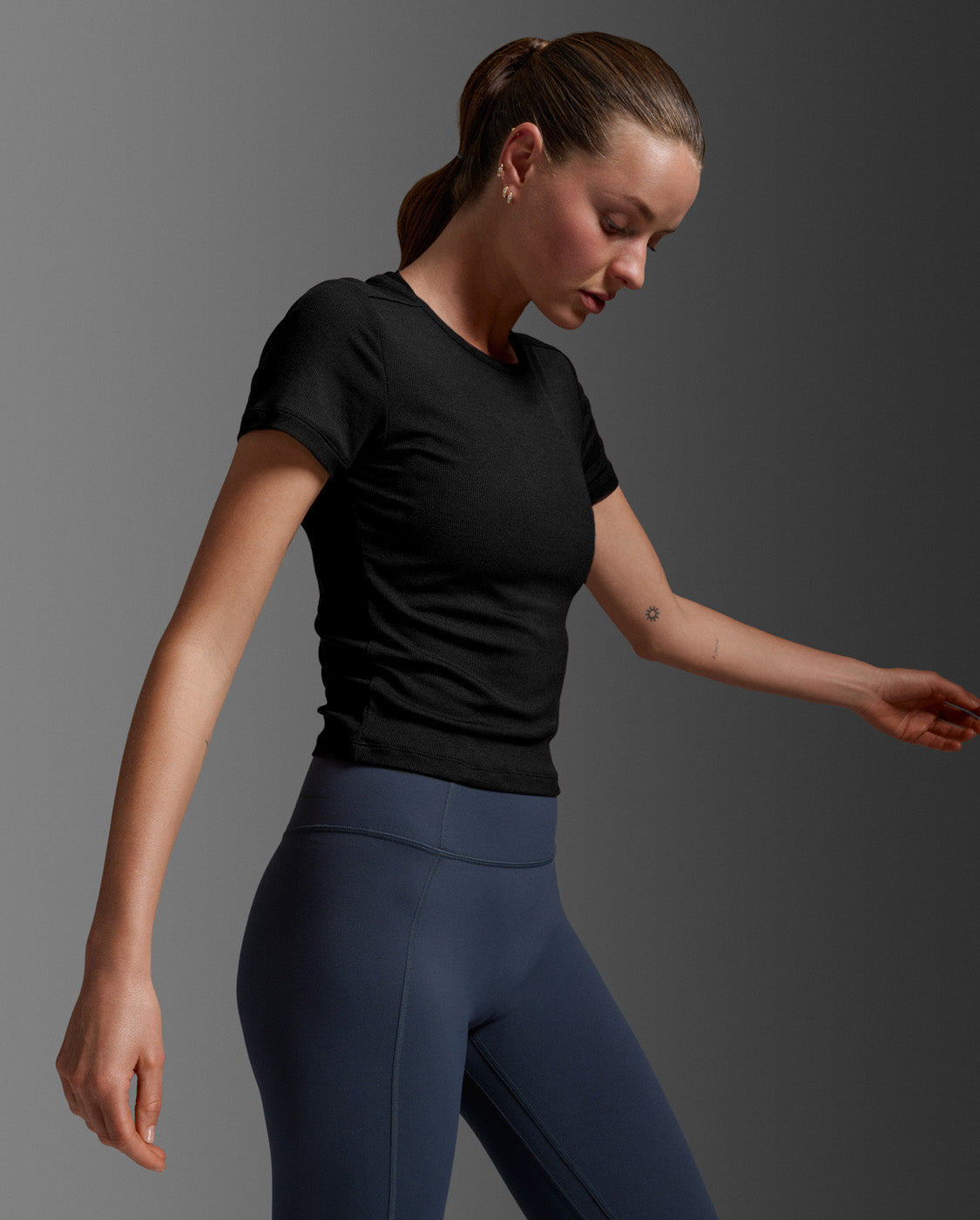 2xu-fluid-modal-ribbed-crop-tee-t-shirt-black-white-damen image 2