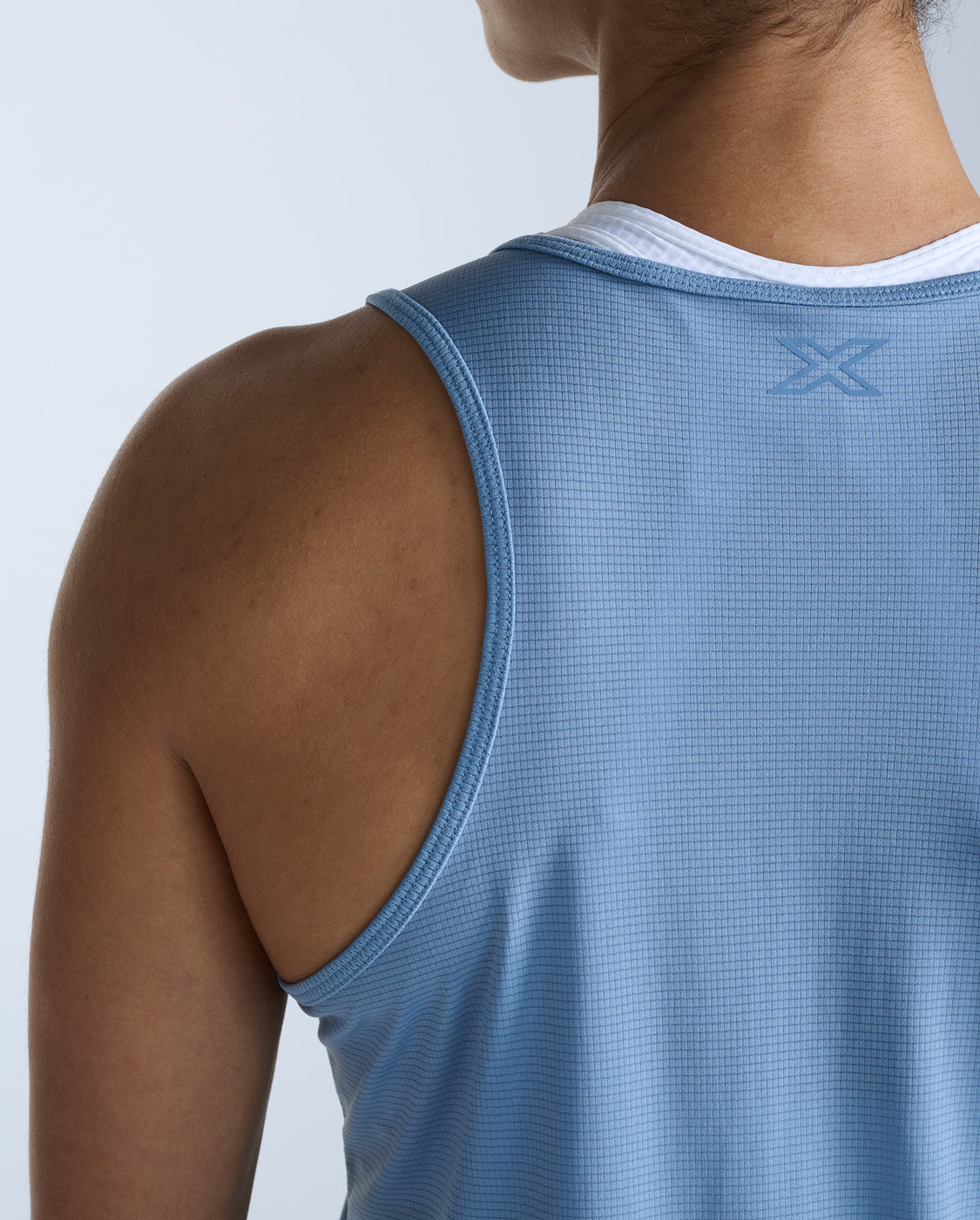 2xu-aero-singlet-damen-blue-shade-lauftop-mesh-rmellos image 4
