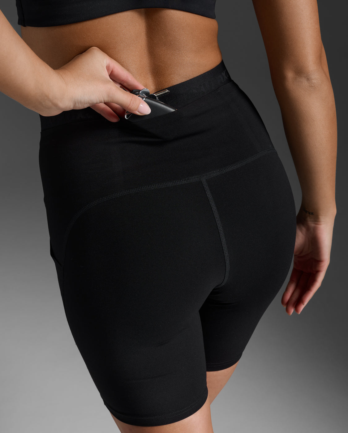 2xu-form-stash-hi-rise-kompressionsshorts-black-taschen-damen image 7