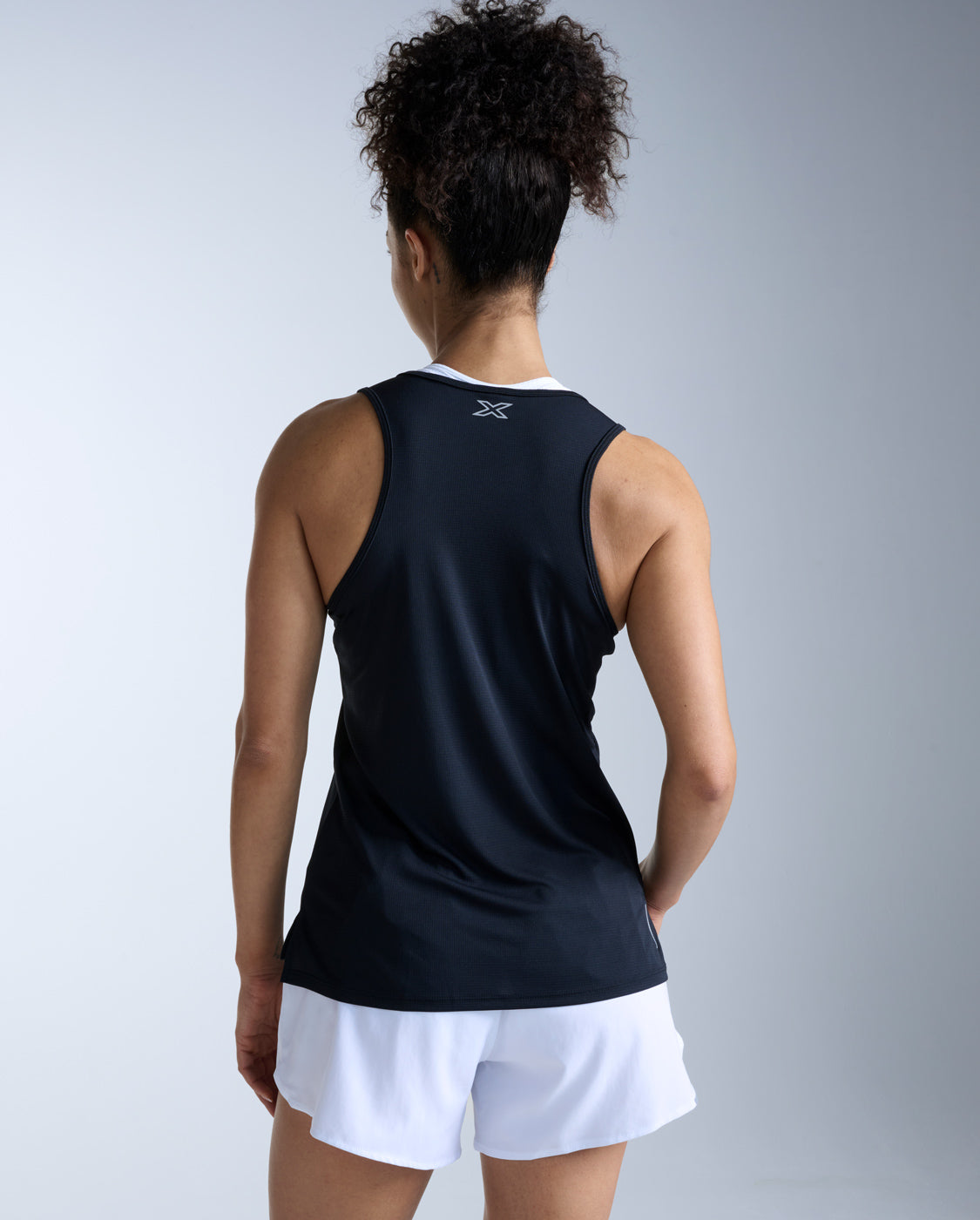 2xu-aero-singlet-damen-schwarz-rmelloses-lauftop image 5