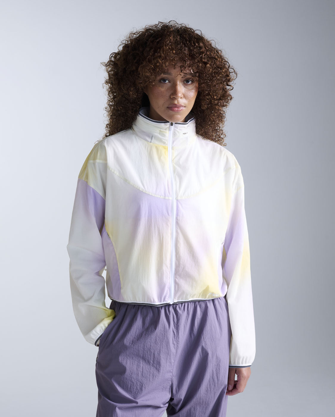 2xu-aero-sheer-bomber-jacke-lavender-digital-white image 1