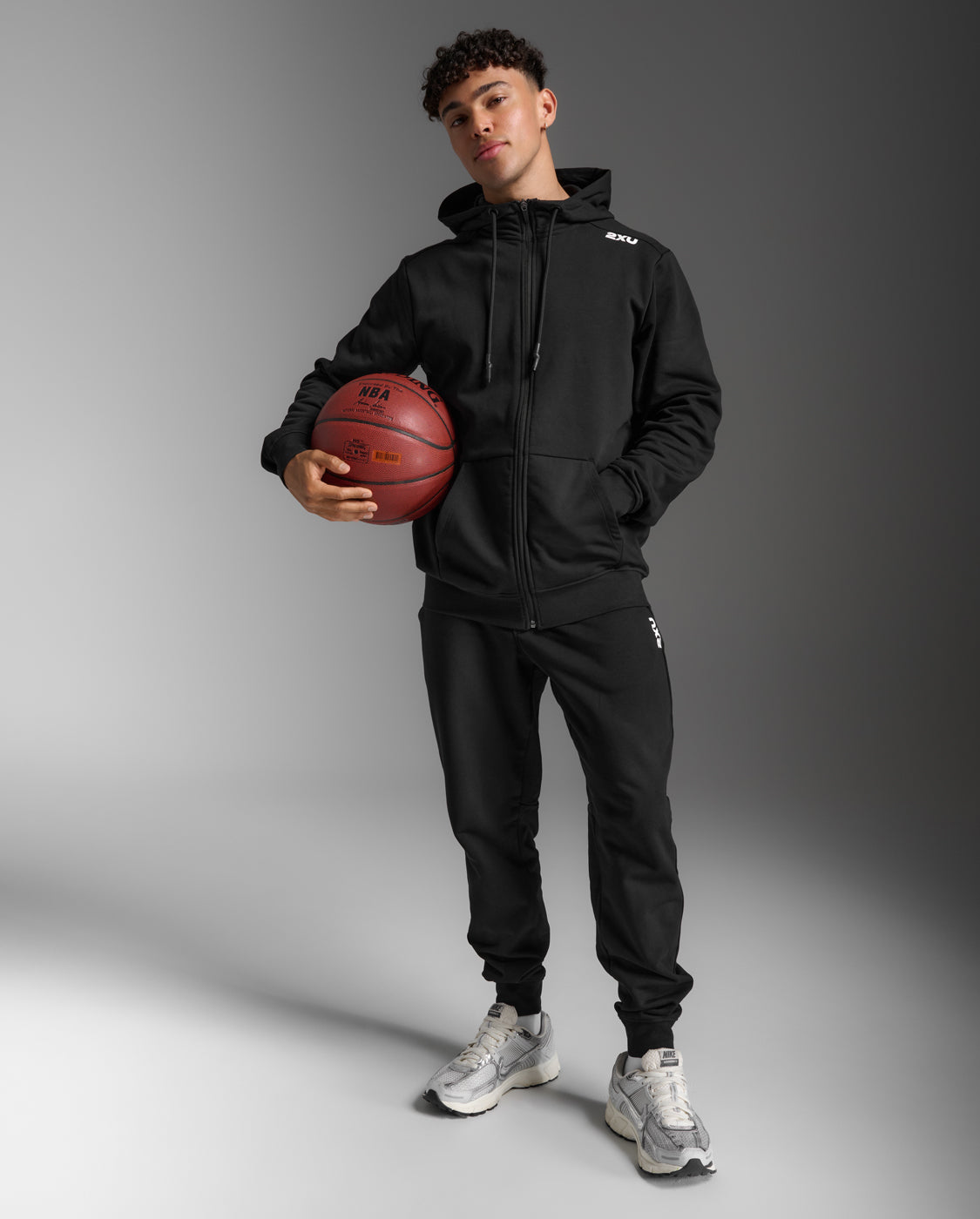 2xu-motion-aspire-zip-hoodie-kapuzenjacke-schwarz-fleece image 5