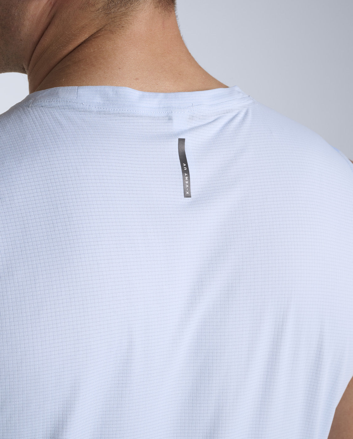 2xu-aero-trail-tank-bay-rmelloses-lauftop-herren image 2