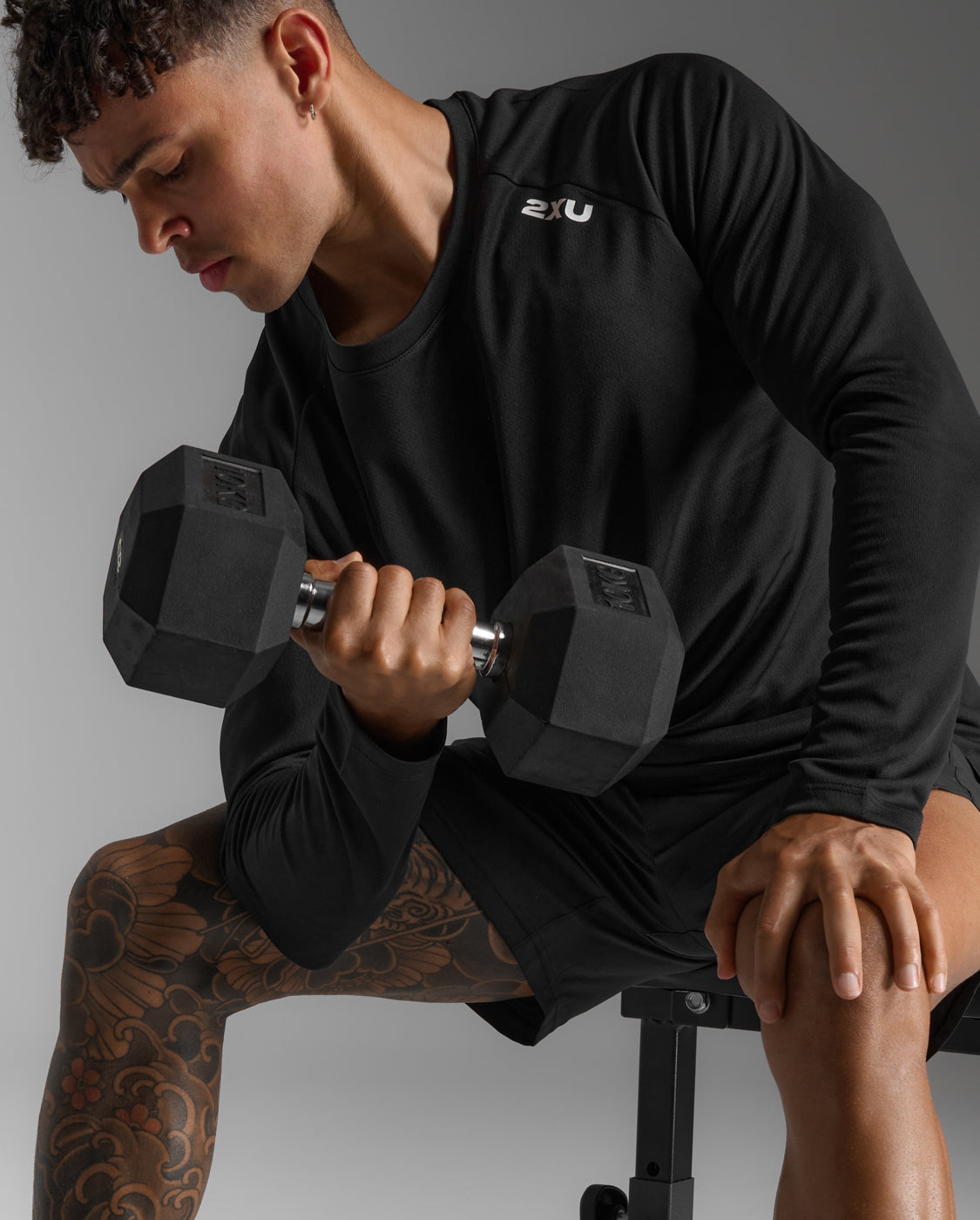 2xu-motion-aspire-long-sleeve-herren-black-white-shirt image 6