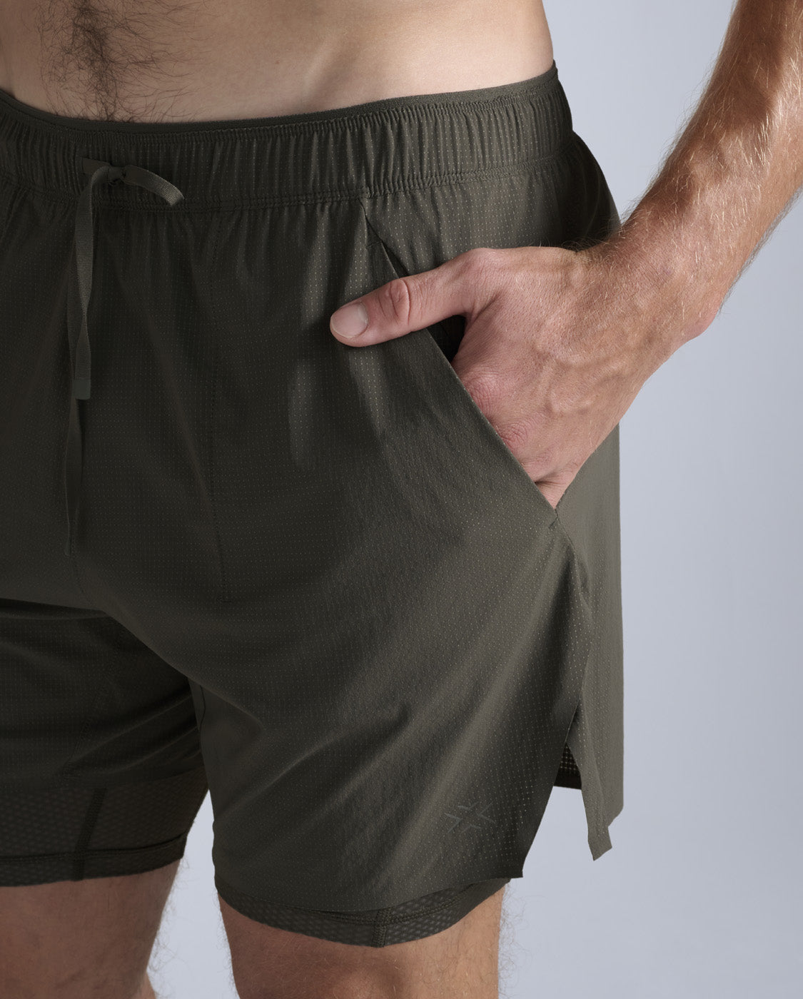 2xu-force-2-in-1-5-inch-shorts-herren-flint-training image 3