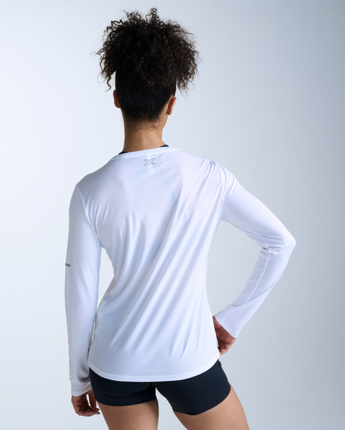 2xu-aero-long-sleeve-damen-wei-silber-laufshirt image 4