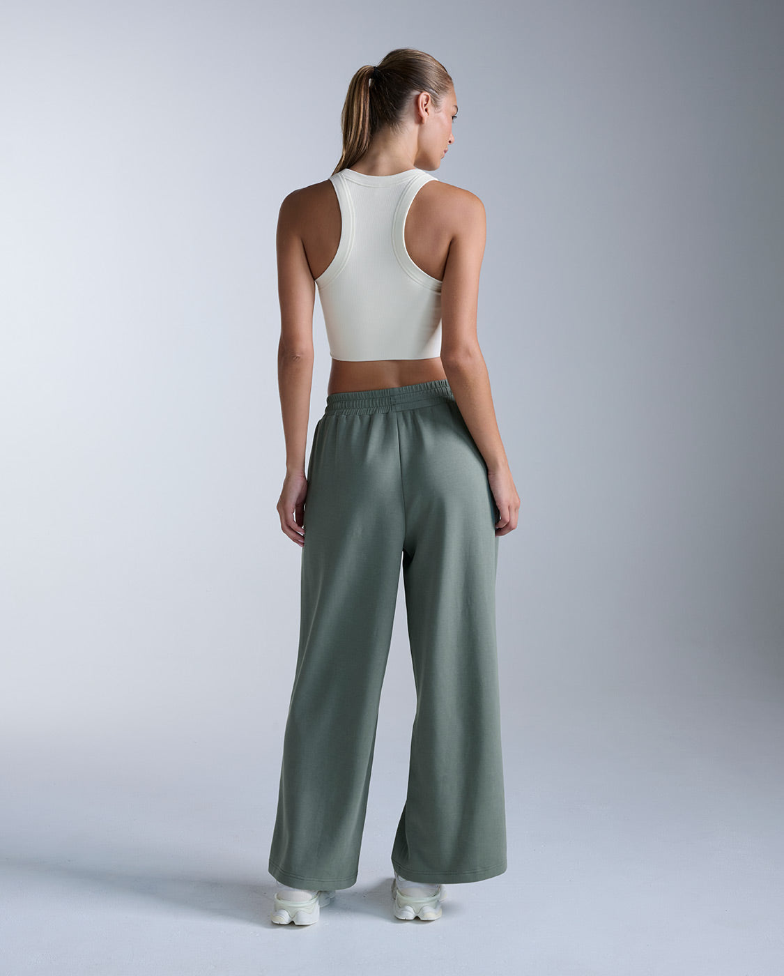 2xu-fluid-tencel-ribbed-crop-tank-top-chalk-damen image 7