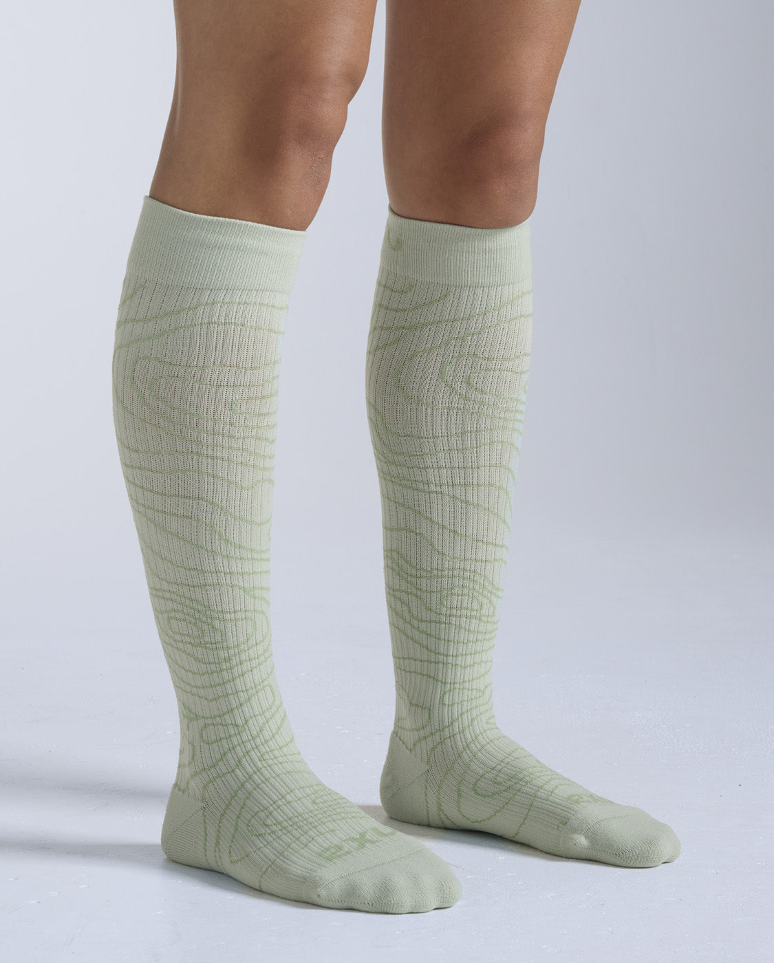 2xu-flight-bamboo-charcoal-kompressionssocken-seafoam image 2