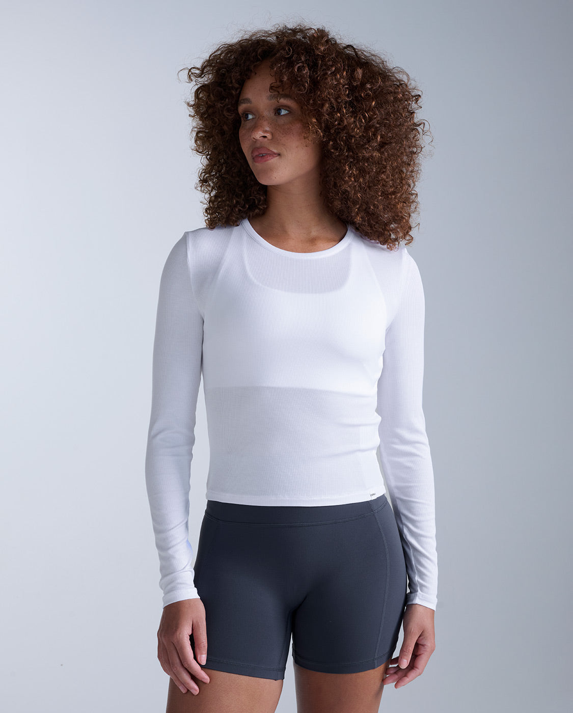 2xu-fluid-modal-ribbed-longsleeve-wei-damen-trainingsshirt image 1