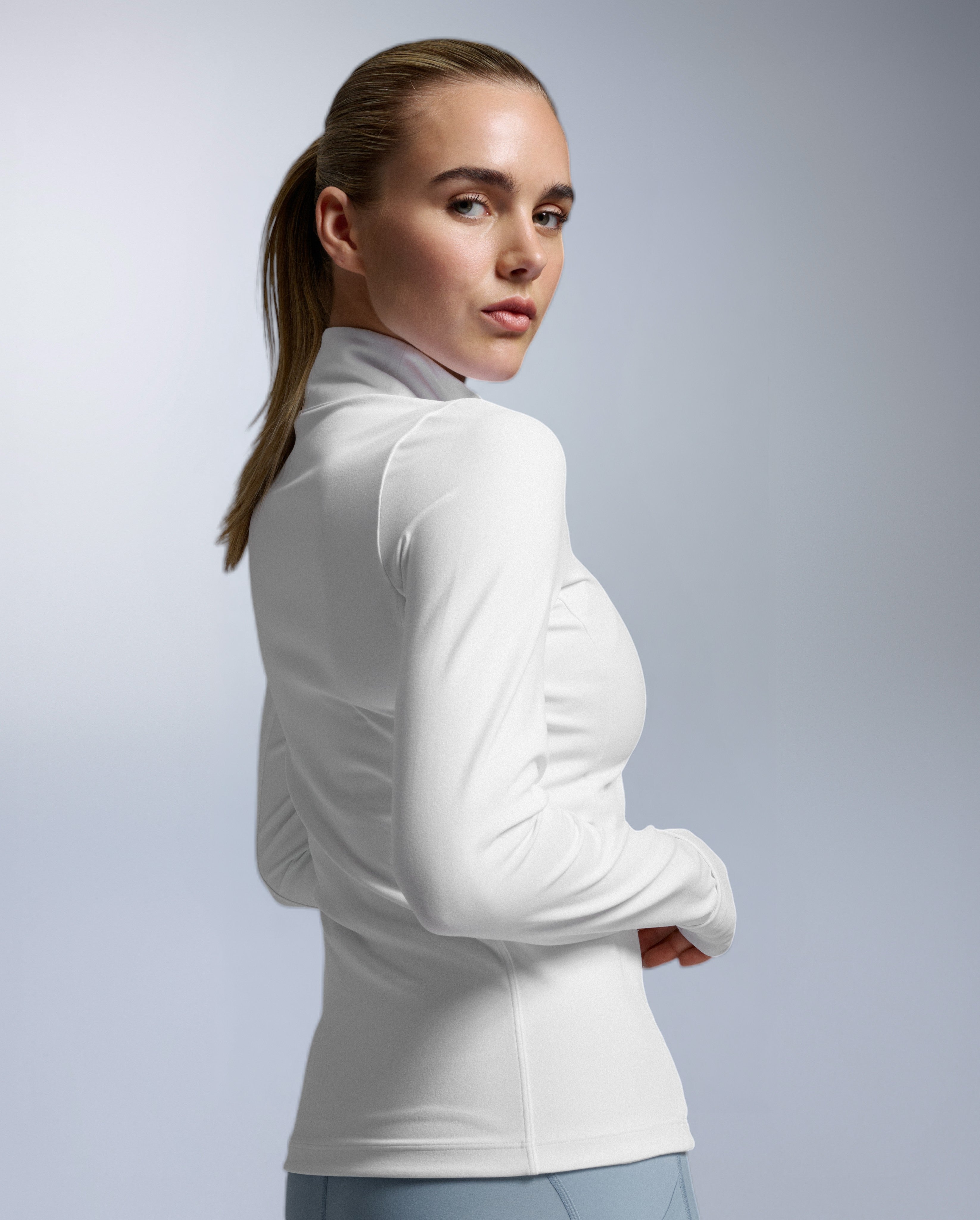 2xu-fluid-full-zip-jacke-damen-wei-winddicht image 2