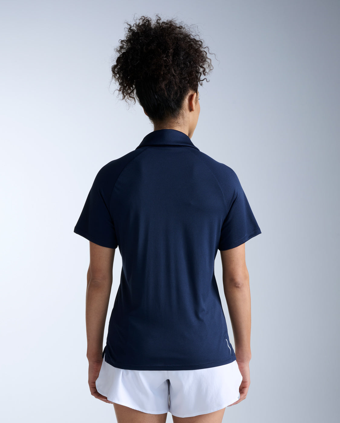 2xu-aero-polo-laufshirt-damen-mitternacht-kurzarm image 2