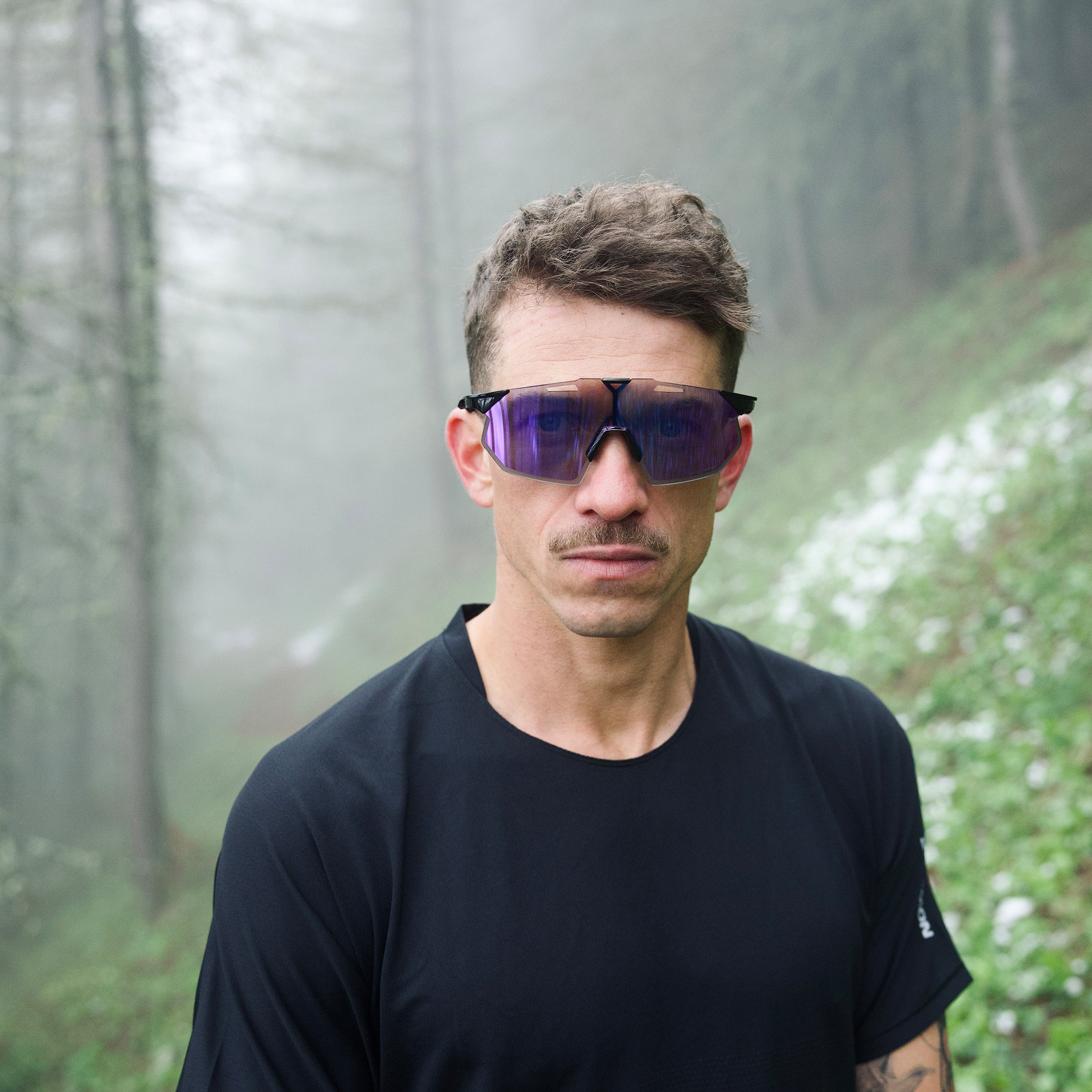 100-hypercraft-sq-sport-sonnenbrille-schwarz-photochrom-lila-mirror image 5