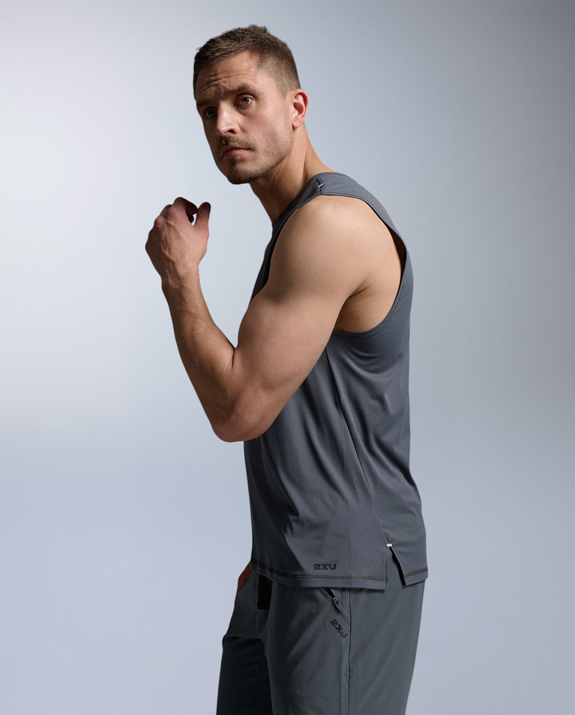 2xu-aero-trail-tank-tanktop-herren-turbulence-black-uv-schutz image 6