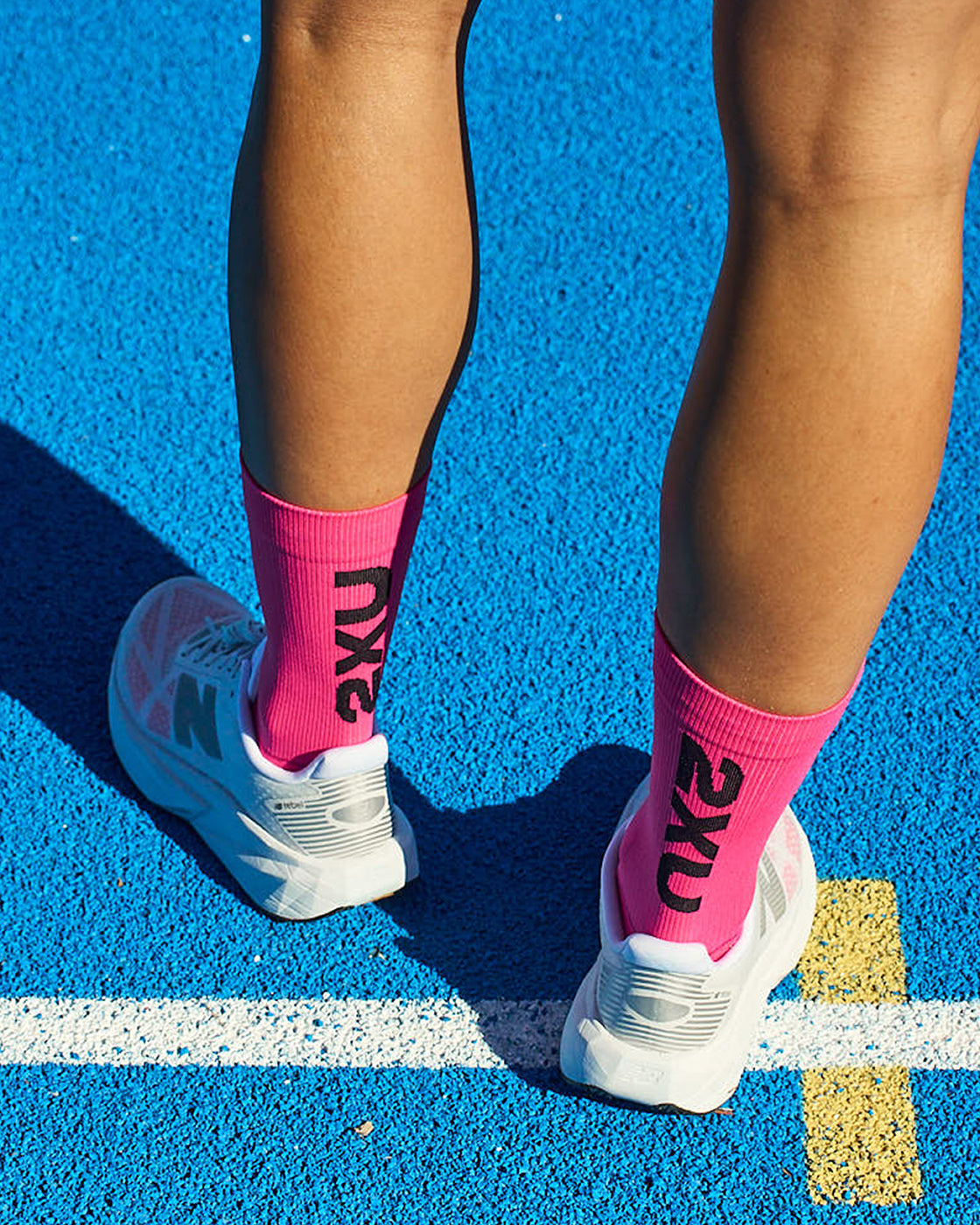 2xu-vectr-light-cushion-crew-socken-pink-kompression image 2