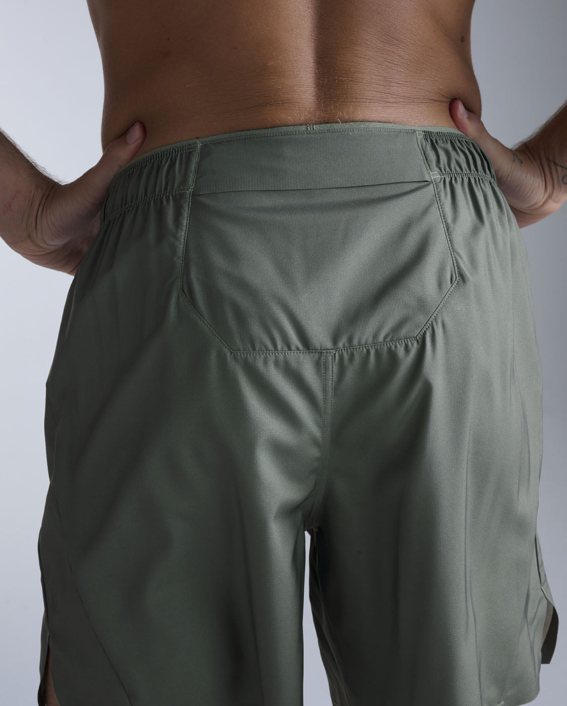 2xu-motion-7-inch-unlined-shorts-herren-fern-green image 4