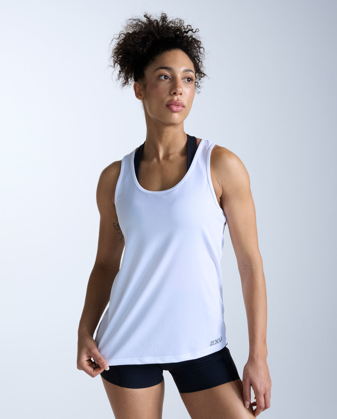 2xu-aero-singlet-top-damen-white-silver-reflective image 1