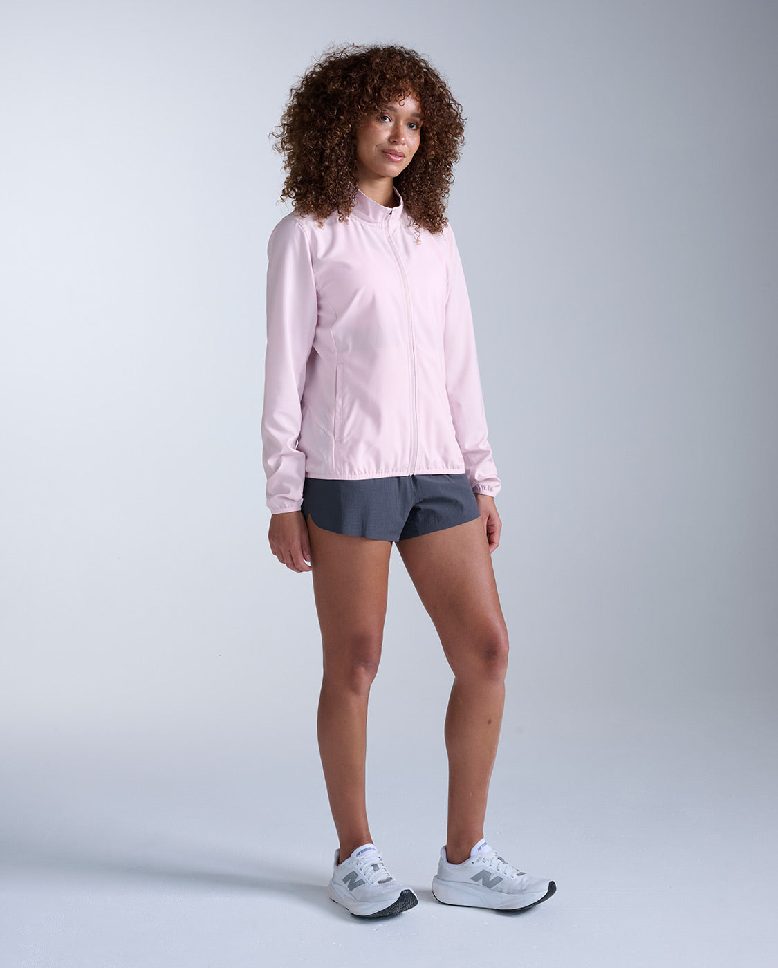 2xu-aero-jacket-laufjacke-pink-frost-damen-wasserabweisend image 6