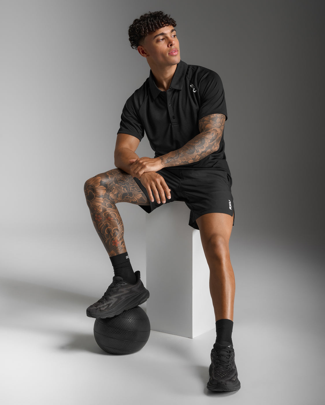 2xu-motion-aspire-polo-herren-black-kurzarm-sport image 7
