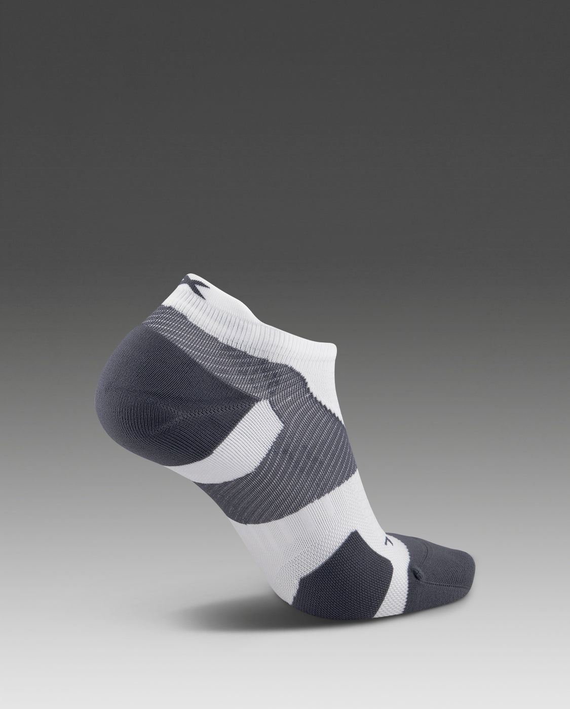 2xu-vectr-light-cushion-no-show-socks-white-grey-unisex image 2