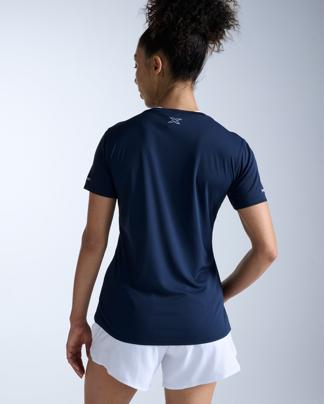 2xu-aero-tee-midnight-kurzarm-laufshirt-damen-mesh image 4