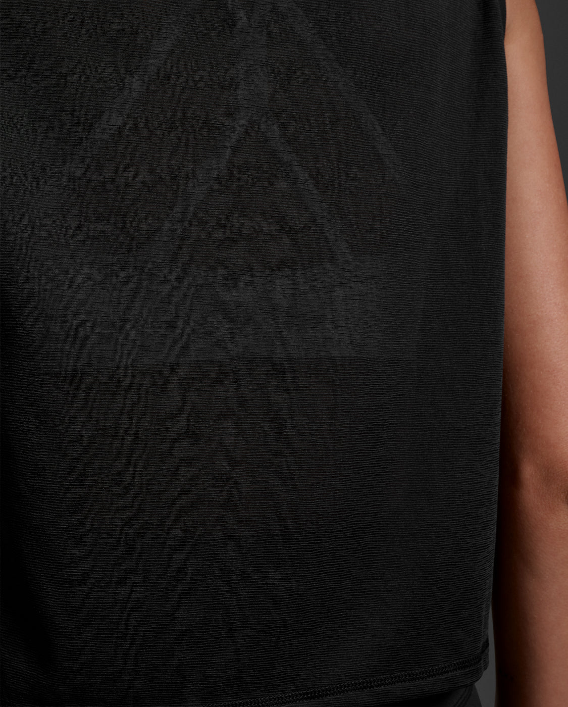 2xu-aero-relight-crop-tank-damen-sporttop-schwarz-leicht image 8