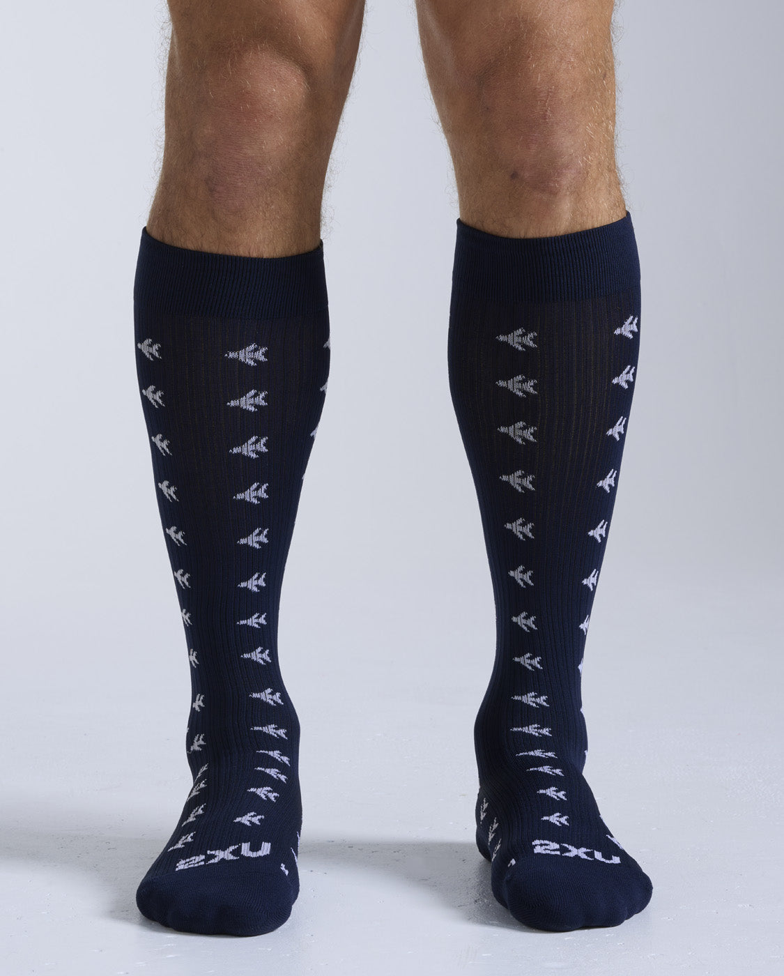 2xu-flight-bamboo-charcoal-kompressionssocken-midnight-damen-herren image 1
