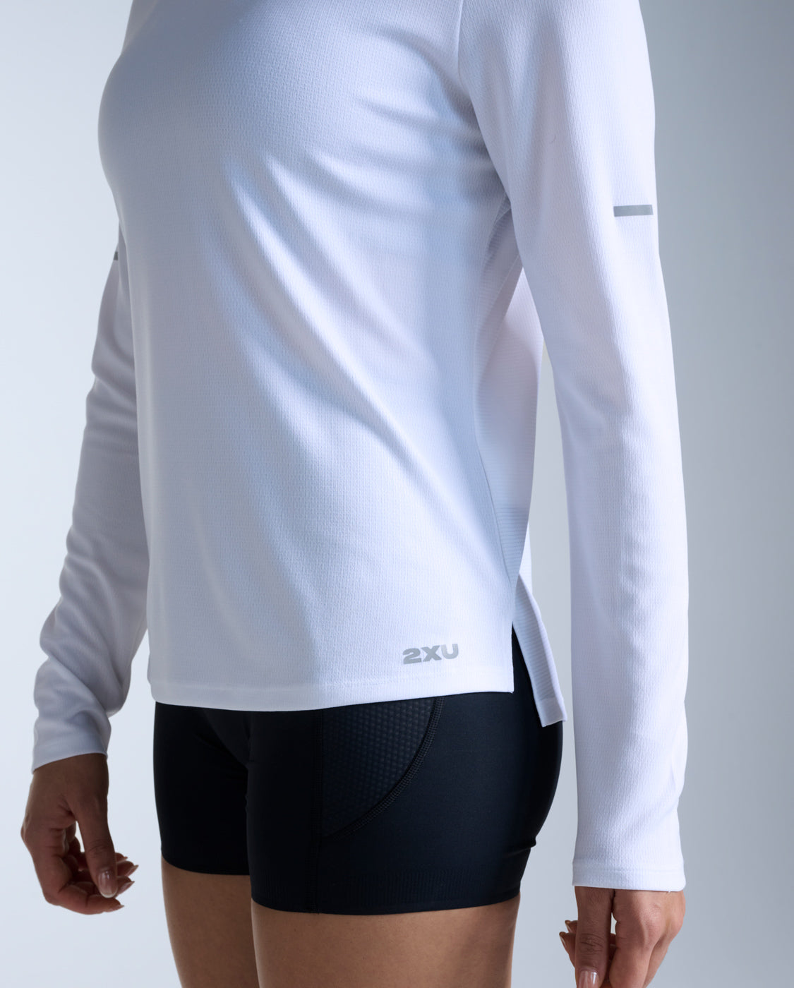 2xu-aero-long-sleeve-damen-wei-silber-laufshirt image 2