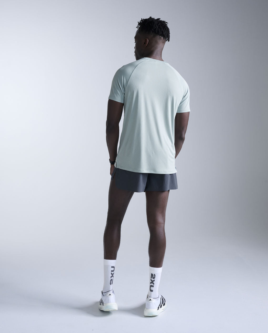 2xu-aero-tee-laufshirt-smoke-blue-black-slim-atmungsaktiv image 6