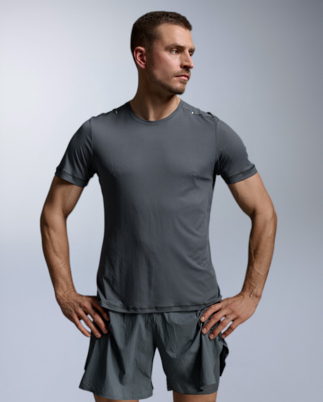 2xu-aero-trail-tee-herren-turbulence-kurzarm-upf image 1