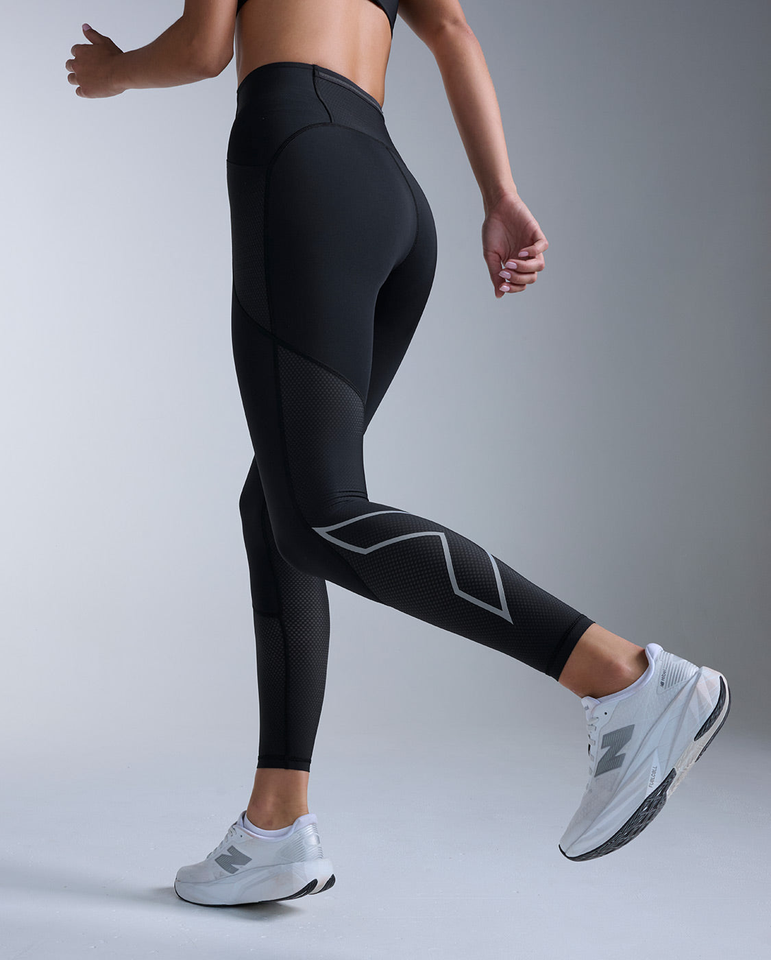2xu-aero-mesh-hi-rise-kompressionstights-damen-schwarz image 7