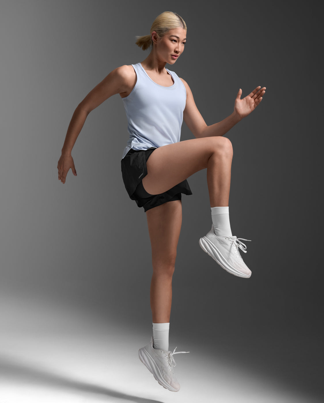 2xu-aero-singlet-top-damen-halogen-reflective image 5