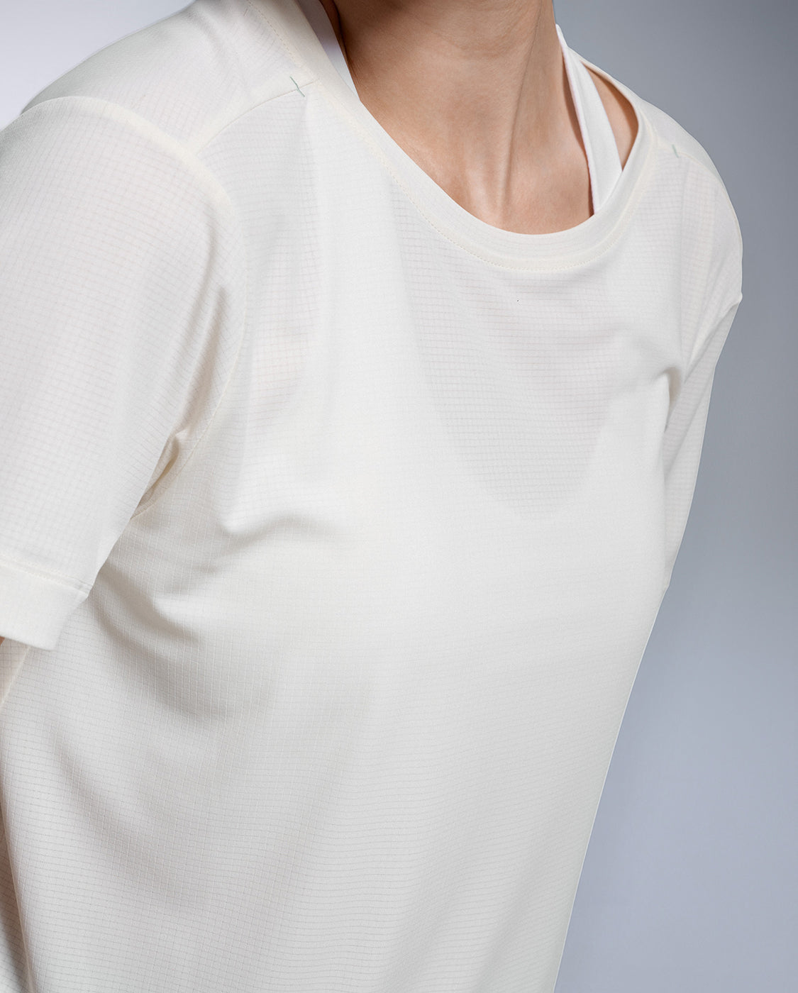2xu-aero-trail-tee-laufshirt-damen-chalk-upf50 image 2