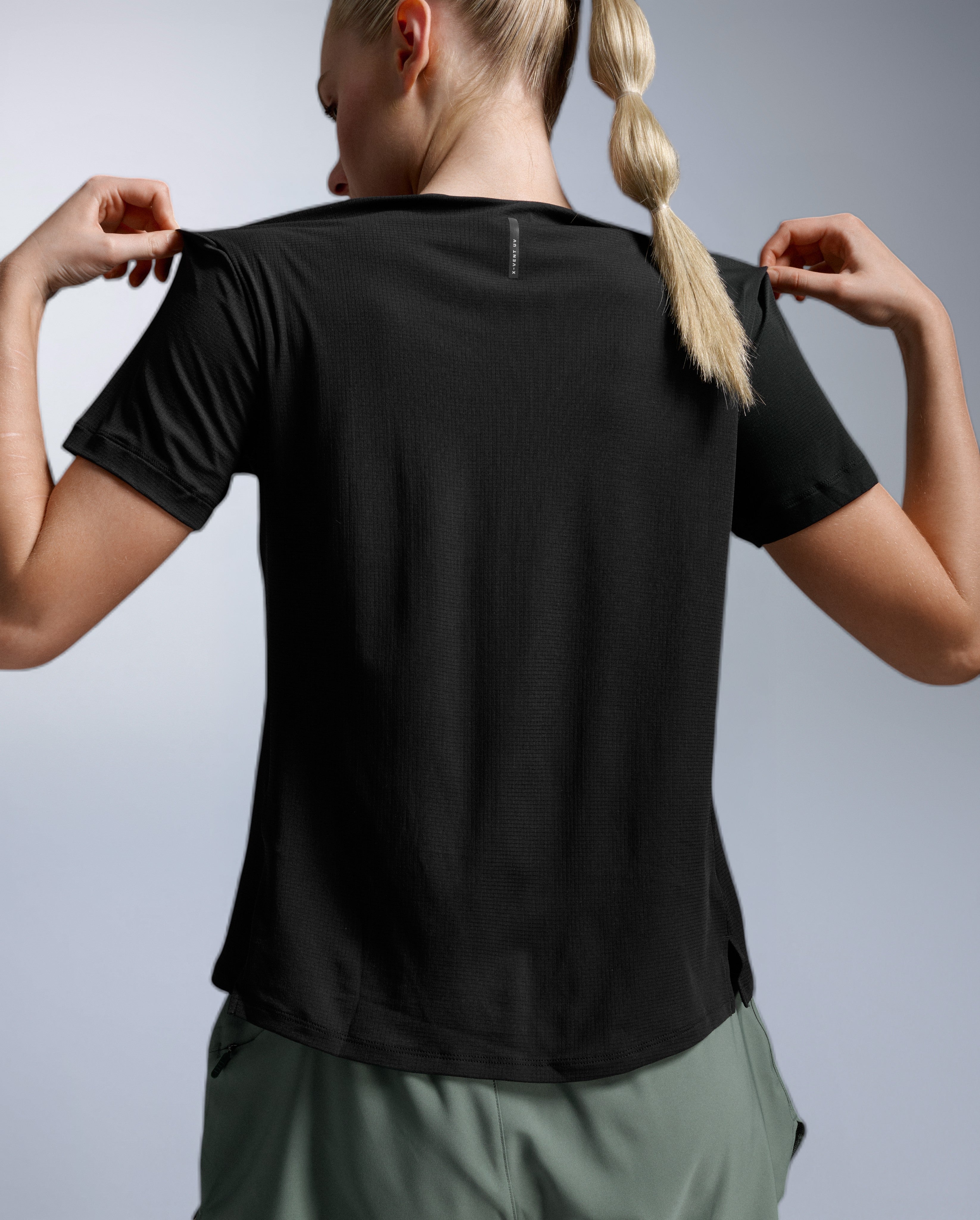 2xu-aero-trail-tee-t-shirt-schwarz-damen-upf-50 image 7