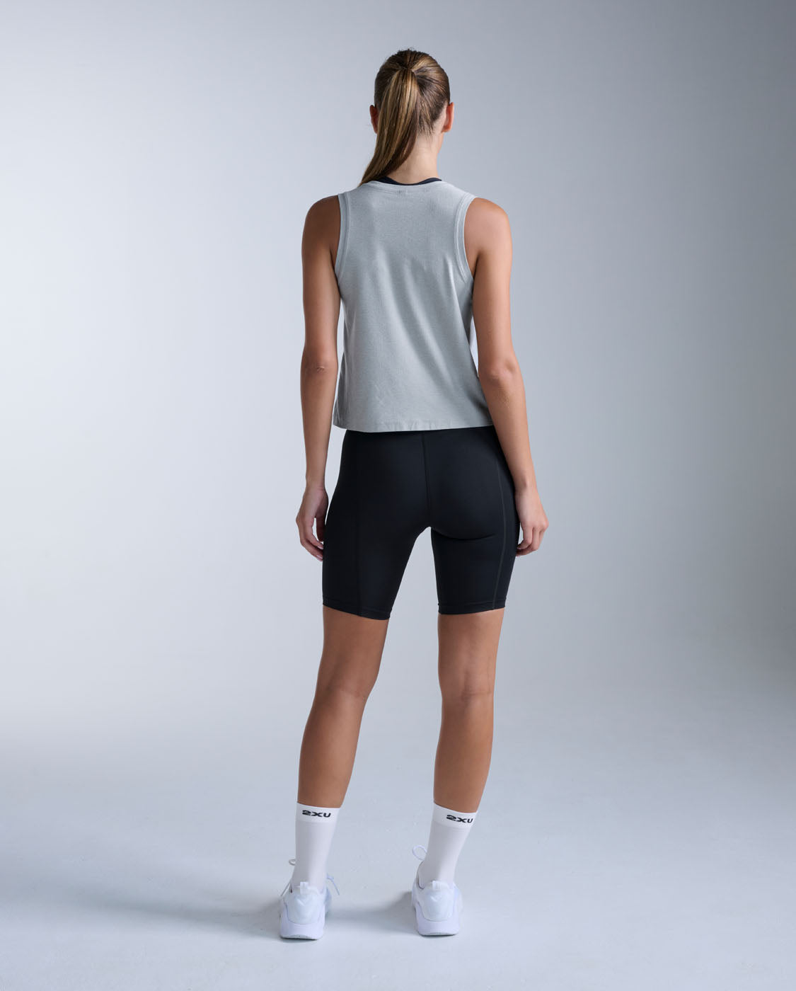 2xu-form-soft-jersey-relaxed-tank-harbor-mist image 7