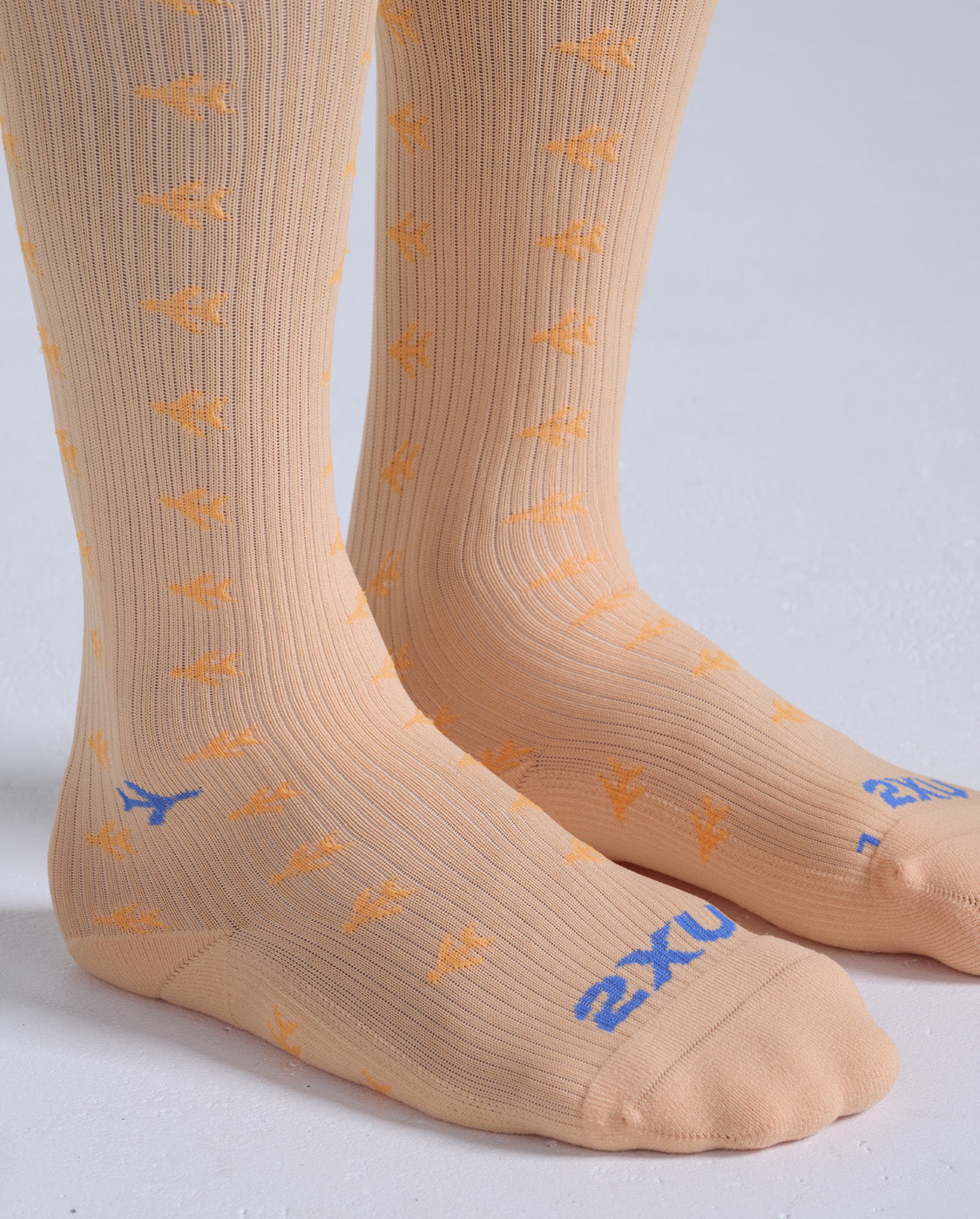 2xu-flight-bamboo-charcoal-kompressionssocken-peach-blue image 5