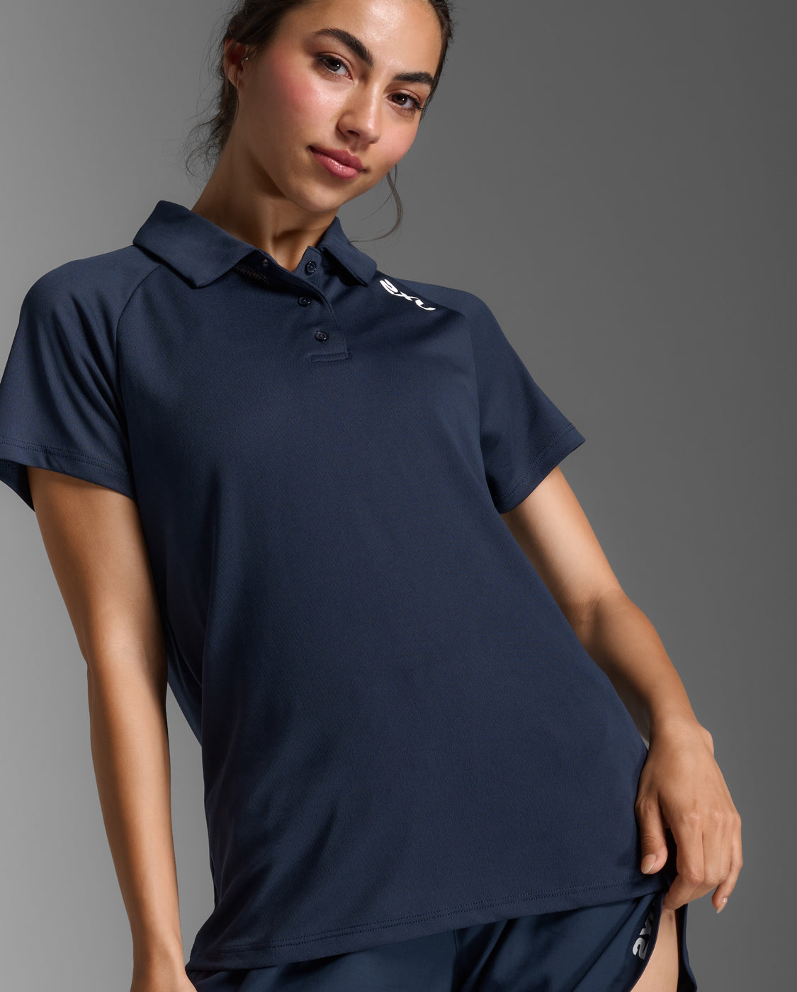 2xu-motion-aspire-polo-damen-midnight-white-kurzarm image 4