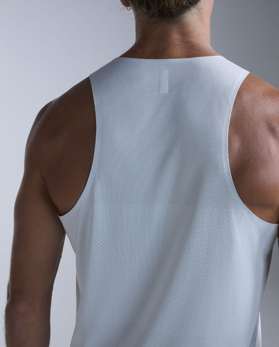 2xu-light-speed-tech-singlet-moonstone-herren-atmungsaktiv image 4
