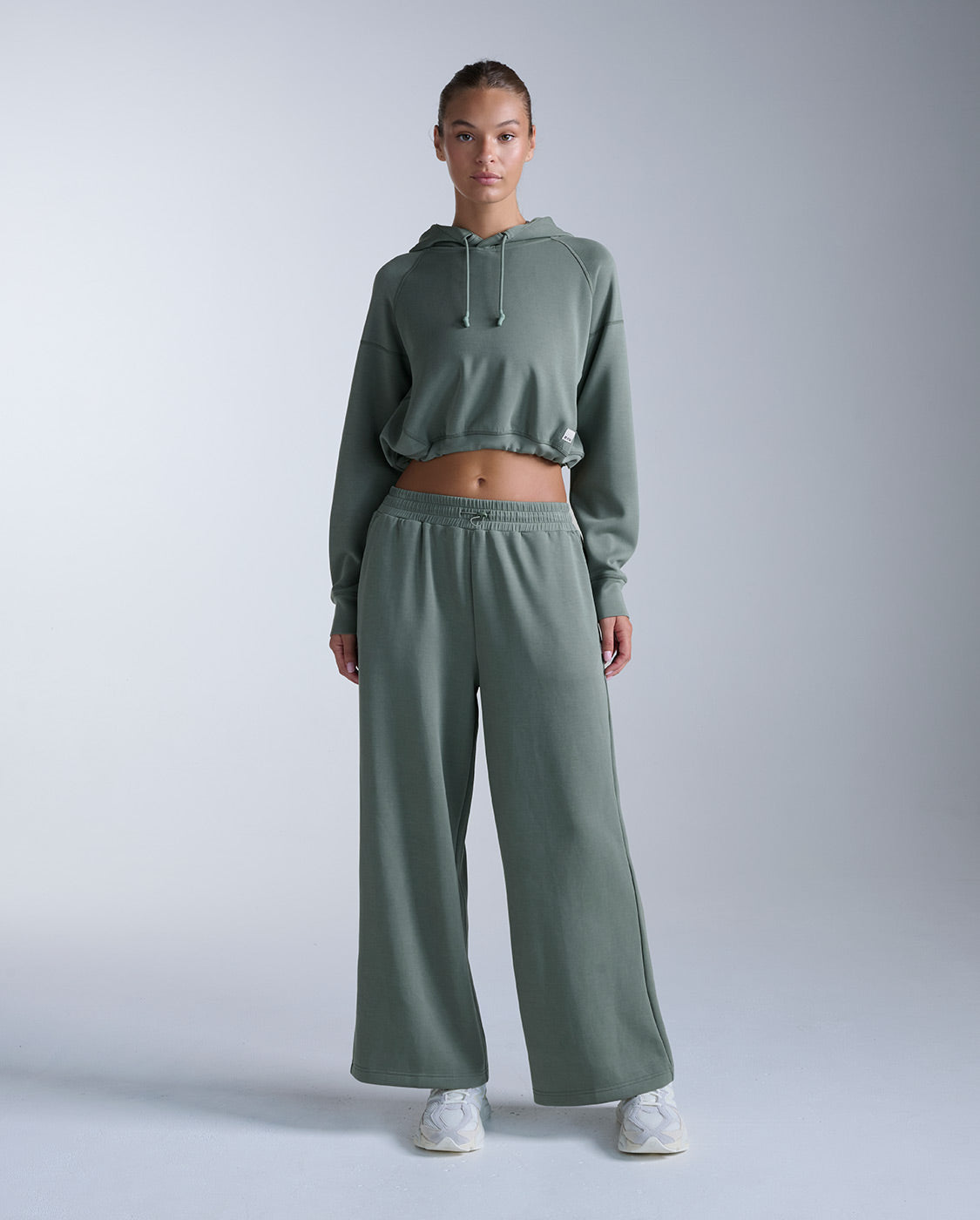 2xu-signature-wonderluxe-cropped-hoodie-fern image 6