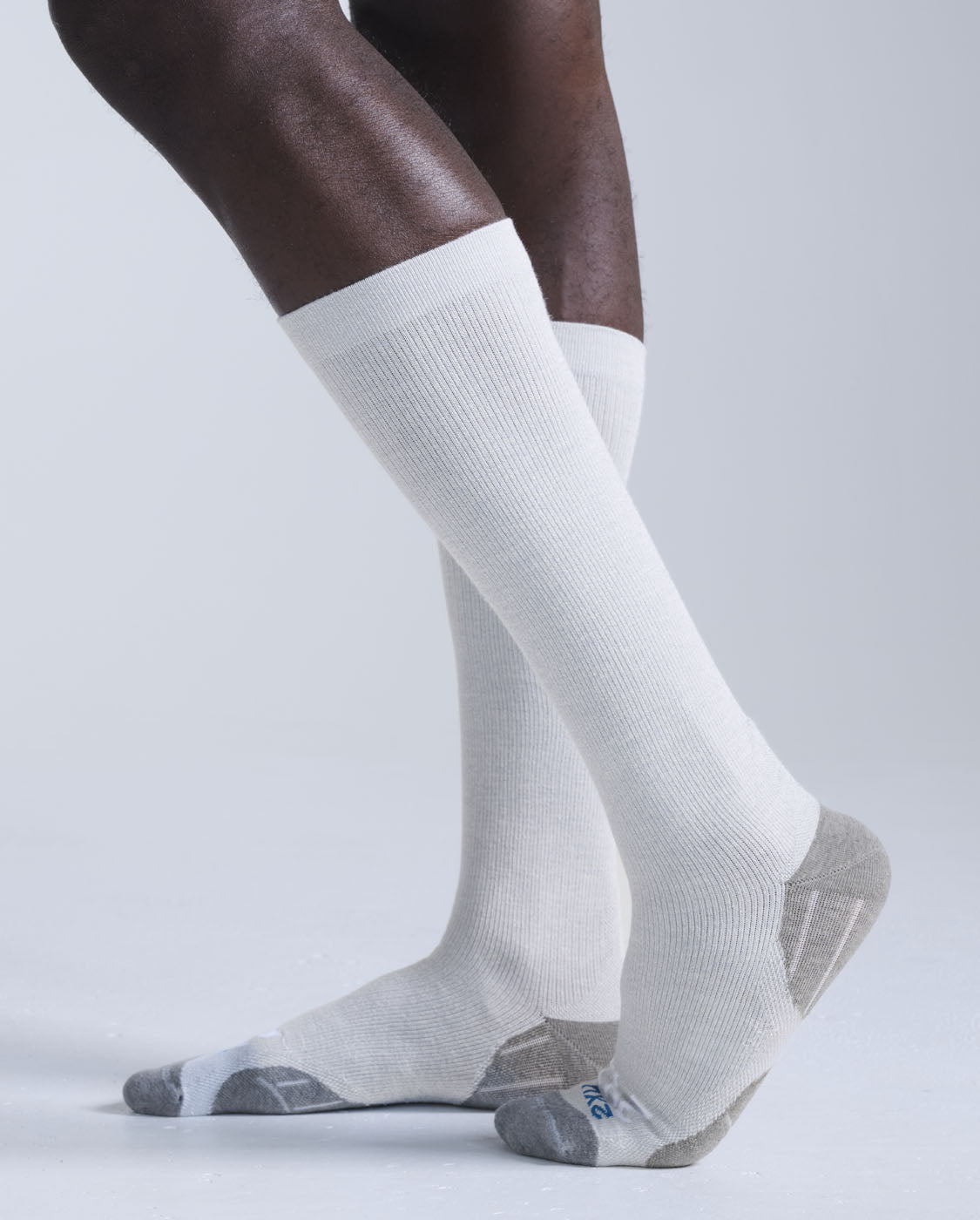 2xu-24-7-bamboo-kompressionssocken-grey-marle-white image 2